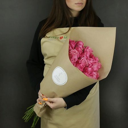 Букет живых цветов БУКЕТ МАРКЕТ ДАРИТЕ С УДОВОЛЬСТВИЕМ Букет из 15 розовых роз в упаковке Россия 60 см. коньяк резерв 5 звезд россия 0 25 л