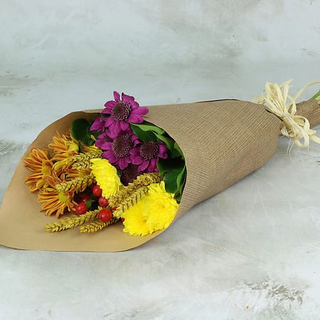 Букет живых цветов БУКЕТ МАРКЕТ ДАРИТЕ С УДОВОЛЬСТВИЕМ Букет из кустовой хризантемы и гиперикума в крафте