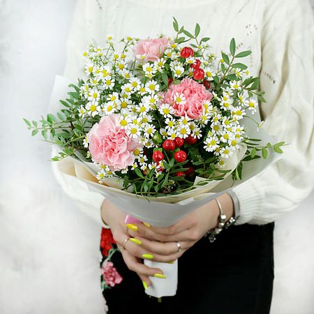 Букет живых цветов БУКЕТ МАРКЕТ ДАРИТЕ С УДОВОЛЬСТВИЕМ Букет из ромашки, гвоздик и гиперикума