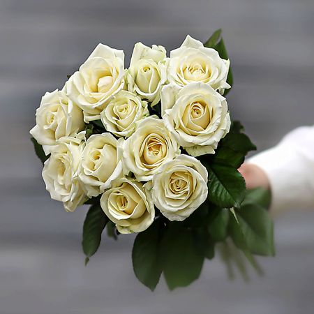 Букет живых цветов БУКЕТ МАРКЕТ ДАРИТЕ С УДОВОЛЬСТВИЕМ Букет из 11 белых роз (Россия) с лентой 60 см джин barrister orange россия 0 5 л