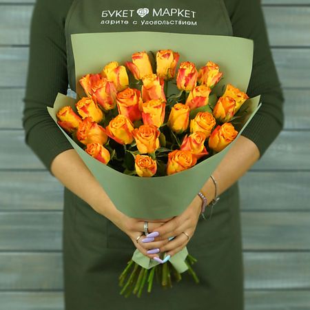 Букет живых цветов БУКЕТ МАРКЕТ ДАРИТЕ С УДОВОЛЬСТВИЕМ 23 оранжевые розы в упаковке Кения 40 см.