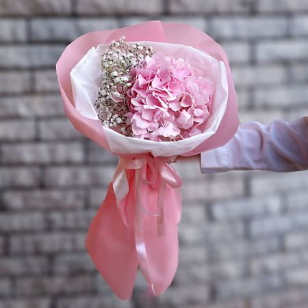 Букет живых цветов БУКЕТ МАРКЕТ ДАРИТЕ С УДОВОЛЬСТВИЕМ Букет из розовой гортензии и гипсофил