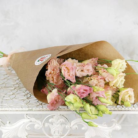 Букет живых цветов БУКЕТ МАРКЕТ ДАРИТЕ С УДОВОЛЬСТВИЕМ Букет из 9 лизиантусов в крафте