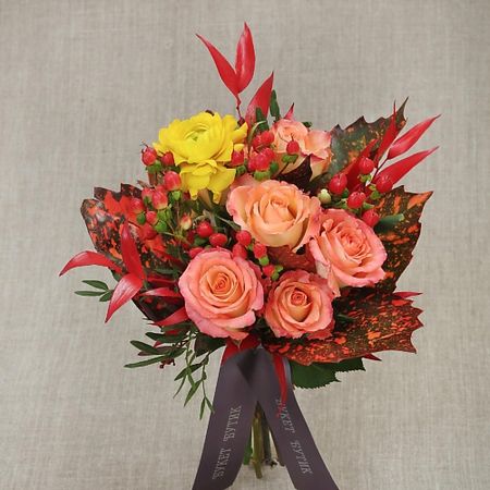 Букет живых цветов БУКЕТ МАРКЕТ ДАРИТЕ С УДОВОЛЬСТВИЕМ Компактный букет Гестия