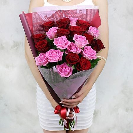 Букет живых цветов БУКЕТ МАРКЕТ ДАРИТЕ С УДОВОЛЬСТВИЕМ Букет из 21 красных и малиновых роз Россия 60 см.