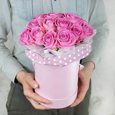 Букет живых цветов БУКЕТ МАРКЕТ ДАРИТЕ С УДОВОЛЬСТВИЕМ Композиция в шляпной коробке из 15 розовых роз, Россия