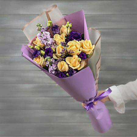 Букет живых цветов БУКЕТ МАРКЕТ ДАРИТЕ С УДОВОЛЬСТВИЕМ Букет из роз, лизиантусов и маттиолы