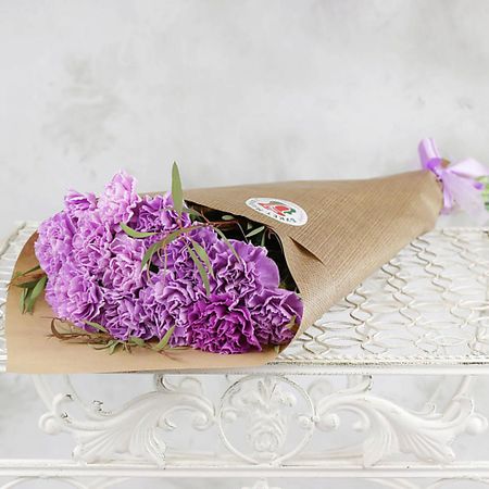 Букет живых цветов БУКЕТ МАРКЕТ ДАРИТЕ С УДОВОЛЬСТВИЕМ Букет из 15 гвоздик в крафте