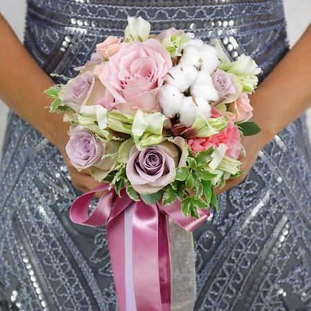 Букет живых цветов БУКЕТ МАРКЕТ ДАРИТЕ С УДОВОЛЬСТВИЕМ Букет из роз, хлопка и альстромерий портативная сумка для салфеток moonbiffy из стираного хлопка