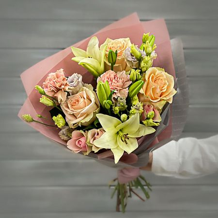 Букет живых цветов БУКЕТ МАРКЕТ ДАРИТЕ С УДОВОЛЬСТВИЕМ Букет из лизиантусов, роз и лилий