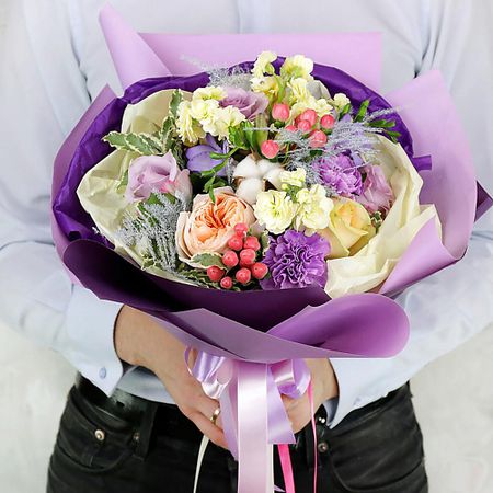 Букет живых цветов БУКЕТ МАРКЕТ ДАРИТЕ С УДОВОЛЬСТВИЕМ Букет из роз, фрезий, гиперикума и зелени