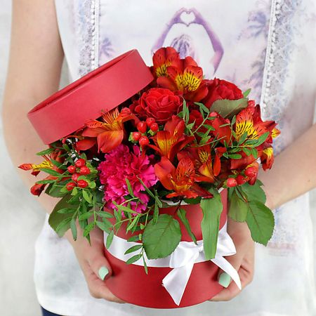 Букет живых цветов БУКЕТ МАРКЕТ ДАРИТЕ С УДОВОЛЬСТВИЕМ Композиция из роз, гиперикума и альстромерий в шляпной коробке
