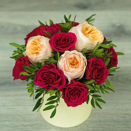 Букет живых цветов БУКЕТ МАРКЕТ ДАРИТЕ С УДОВОЛЬСТВИЕМ Пионовидные розы в шляпной коробке