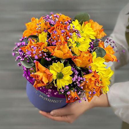 Букет живых цветов БУКЕТ МАРКЕТ ДАРИТЕ С УДОВОЛЬСТВИЕМ Кустовые хризантемы и розы в шляпной коробке