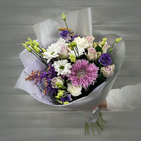 Букет живых цветов БУКЕТ МАРКЕТ ДАРИТЕ С УДОВОЛЬСТВИЕМ Букет из хризантем, лизиантусов и сиреневых роз