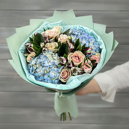 Букет живых цветов БУКЕТ МАРКЕТ ДАРИТЕ С УДОВОЛЬСТВИЕМ Букет из роз, гортензий и альстромерий искусственный букет гортензий из шелка