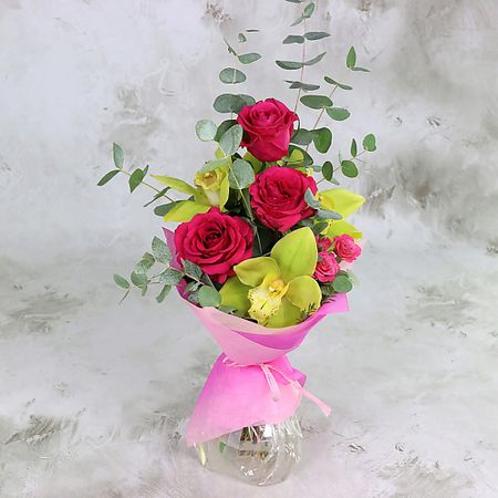 Букет живых цветов БУКЕТ МАРКЕТ ДАРИТЕ С УДОВОЛЬСТВИЕМ Букет из роз и желтых орхидей в упаковке