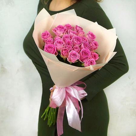 Букет живых цветов БУКЕТ МАРКЕТ ДАРИТЕ С УДОВОЛЬСТВИЕМ 25 розовых роз в упаковке Россия 60 см.