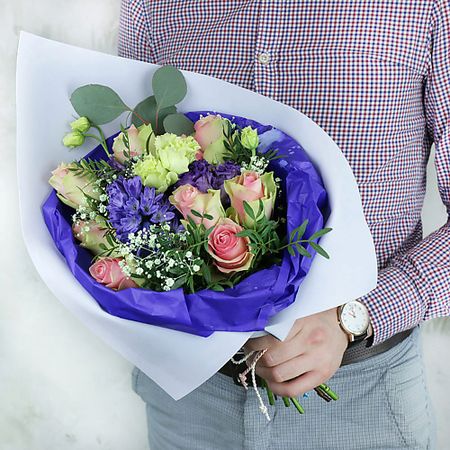 Букет живых цветов БУКЕТ МАРКЕТ ДАРИТЕ С УДОВОЛЬСТВИЕМ Авторский букет из роз, лизиантуса и гиперикума