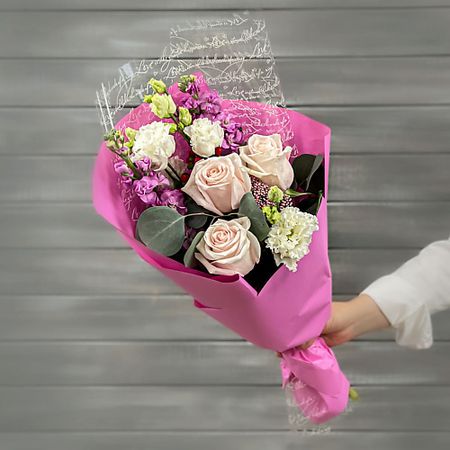 Букет живых цветов БУКЕТ МАРКЕТ ДАРИТЕ С УДОВОЛЬСТВИЕМ Букет из роз, эустом и маттиолы