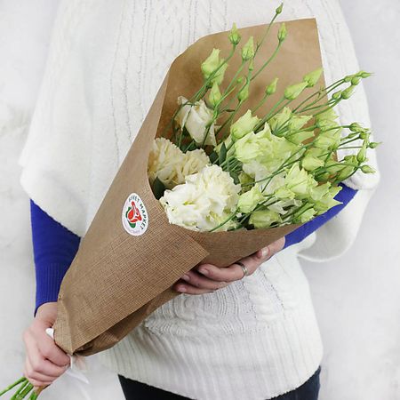 Букет живых цветов БУКЕТ МАРКЕТ ДАРИТЕ С УДОВОЛЬСТВИЕМ Букет из белых лизиантусов в крафте