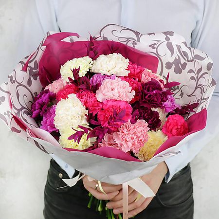 Букет живых цветов БУКЕТ МАРКЕТ ДАРИТЕ С УДОВОЛЬСТВИЕМ Букет из 25 лунных гвоздик с листьями эвкалипта подарочные пакеты с листьями эвкалипта fengrise