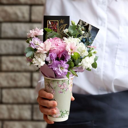 Букет живых цветов БУКЕТ МАРКЕТ ДАРИТЕ С УДОВОЛЬСТВИЕМ Цветочная композиция в стаканчике с шоколадом печенте сдобное extrasi гранола с шоколадом и карамелью 150 г