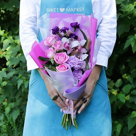 Букет живых цветов БУКЕТ МАРКЕТ ДАРИТЕ С УДОВОЛЬСТВИЕМ Букет с розами и орхидеями