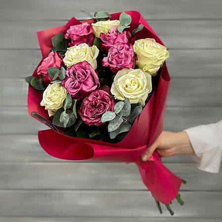 Букет живых цветов БУКЕТ МАРКЕТ ДАРИТЕ С УДОВОЛЬСТВИЕМ Букет из 11 роз с листьями эвкалипта подарочные пакеты с листьями эвкалипта fengrise