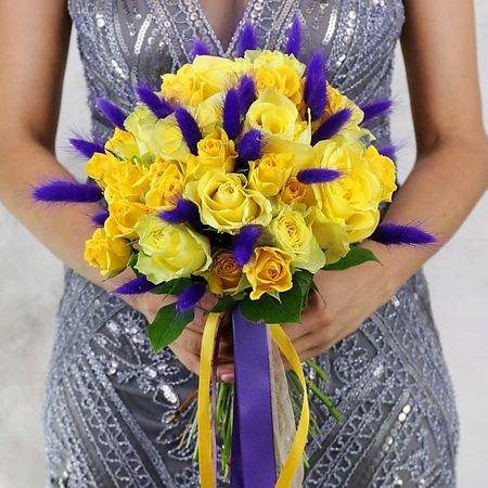 Букет живых цветов БУКЕТ МАРКЕТ ДАРИТЕ С УДОВОЛЬСТВИЕМ Букет из роз, лагуруса и салала