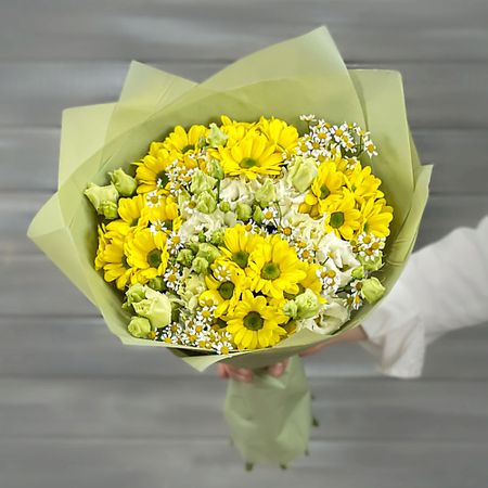Букет живых цветов БУКЕТ МАРКЕТ ДАРИТЕ С УДОВОЛЬСТВИЕМ Букет из хризантем, ромашек и лизиантусов