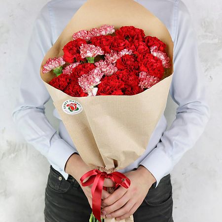 Букет живых цветов БУКЕТ МАРКЕТ ДАРИТЕ С УДОВОЛЬСТВИЕМ Букет из 25 розовых и красных гвоздик