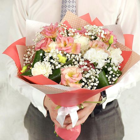 Букет живых цветов БУКЕТ МАРКЕТ ДАРИТЕ С УДОВОЛЬСТВИЕМ Букет из лизиантусов, гипсофил и гвоздик