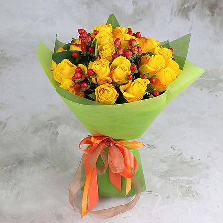 Букет живых цветов БУКЕТ МАРКЕТ ДАРИТЕ С УДОВОЛЬСТВИЕМ Букет из желтых роз и гиперикума в упаковке