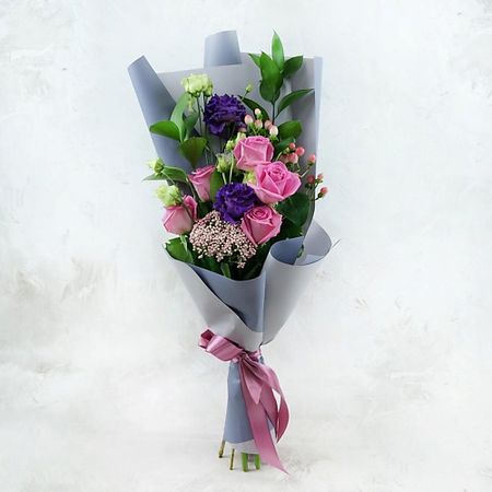 Букет живых цветов БУКЕТ МАРКЕТ ДАРИТЕ С УДОВОЛЬСТВИЕМ Букет из роз, озатамнуса и лизиантуса