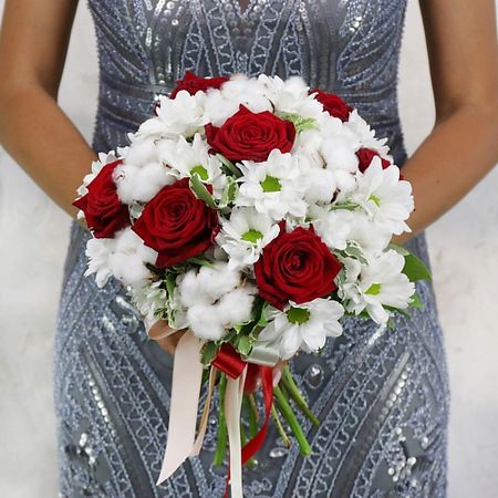 Букет живых цветов БУКЕТ МАРКЕТ ДАРИТЕ С УДОВОЛЬСТВИЕМ Букет из роз, хризантем и оливы