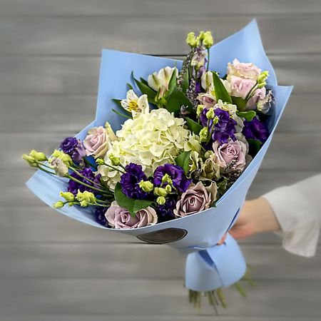 Букет живых цветов БУКЕТ МАРКЕТ ДАРИТЕ С УДОВОЛЬСТВИЕМ Букет из сиреневых роз, гортензии и лизиантусов
