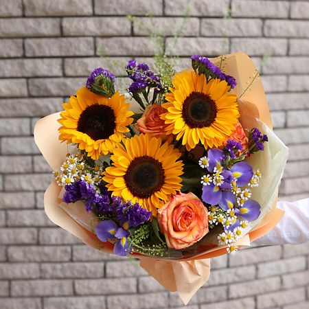 Букет живых цветов БУКЕТ МАРКЕТ ДАРИТЕ С УДОВОЛЬСТВИЕМ Букет с подсолнухами и розами винтажные металлические таблички с подсолнухами