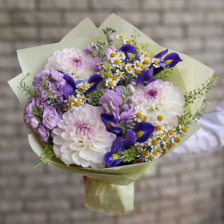 Букет живых цветов БУКЕТ МАРКЕТ ДАРИТЕ С УДОВОЛЬСТВИЕМ Букет из георгин и кустовой маттиолы с ромашками