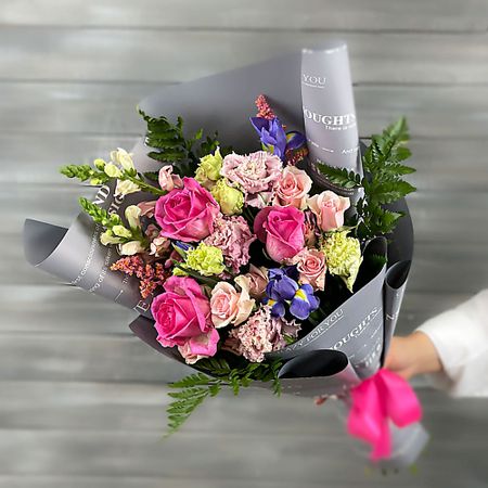 Букет живых цветов БУКЕТ МАРКЕТ ДАРИТЕ С УДОВОЛЬСТВИЕМ Букет из роз, эустом и ирисов