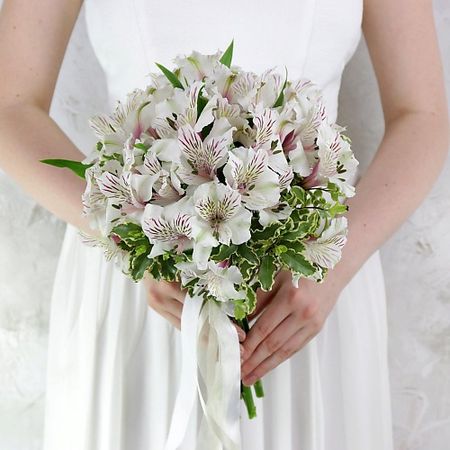 Букет живых цветов БУКЕТ МАРКЕТ ДАРИТЕ С УДОВОЛЬСТВИЕМ Букет невесты из альстромерий и питтоспорума свадебные ленты для подружек невесты hgdtff