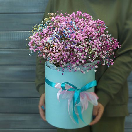 Букет живых цветов БУКЕТ МАРКЕТ ДАРИТЕ С УДОВОЛЬСТВИЕМ Радужная гипсофила в шляпной коробке радужная лягушка наклейка на стену