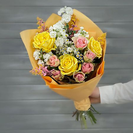 Букет живых цветов БУКЕТ МАРКЕТ ДАРИТЕ С УДОВОЛЬСТВИЕМ Букет из роз, маттиолы и солидаго