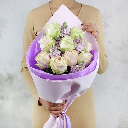 Букет живых цветов БУКЕТ МАРКЕТ ДАРИТЕ С УДОВОЛЬСТВИЕМ Нежный букет из роз и маттиолы