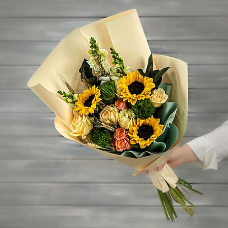 Букет живых цветов БУКЕТ МАРКЕТ ДАРИТЕ С УДОВОЛЬСТВИЕМ Букет из подсолнухов, роз и леувенбека