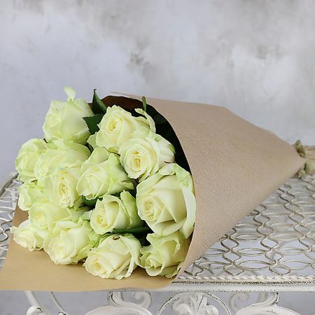 Букет живых цветов БУКЕТ МАРКЕТ ДАРИТЕ С УДОВОЛЬСТВИЕМ Букет из 15 белых роз - Аваланж Россия 60 см.