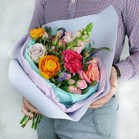 Букет живых цветов БУКЕТ МАРКЕТ ДАРИТЕ С УДОВОЛЬСТВИЕМ Авторский букет из роз, ранункулюса и вероники