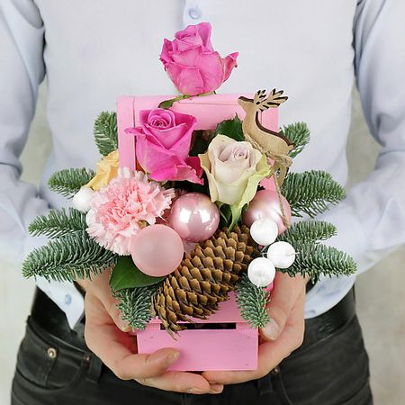 Букет живых цветов БУКЕТ МАРКЕТ ДАРИТЕ С УДОВОЛЬСТВИЕМ Новогодняя композиция из ёлки, роз, шишки и гвоздик искусственные сосновые шишки 6 10 шт