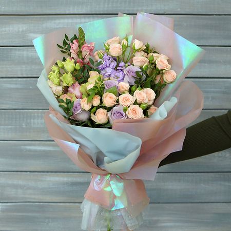 Букет живых цветов БУКЕТ МАРКЕТ ДАРИТЕ С УДОВОЛЬСТВИЕМ Букет из роз, леувенбека и маттиолы