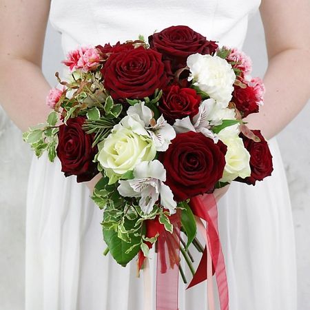 Букет живых цветов БУКЕТ МАРКЕТ ДАРИТЕ С УДОВОЛЬСТВИЕМ Букет невесты из альстромерий, роз и гвоздики свадебные ленты для подружек невесты hgdtff